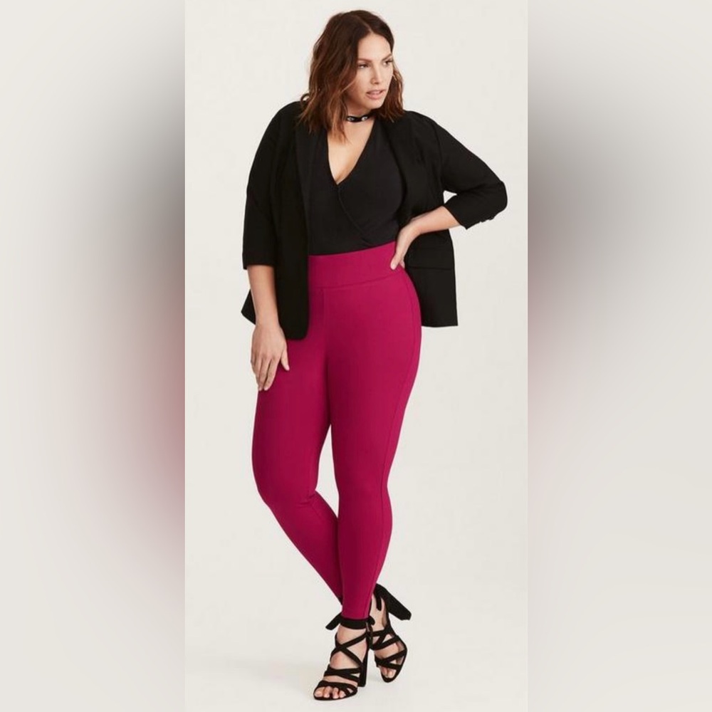 Torrid Size 2 NWOT Fuchsia Cropped Slim Fit Pixie Pants